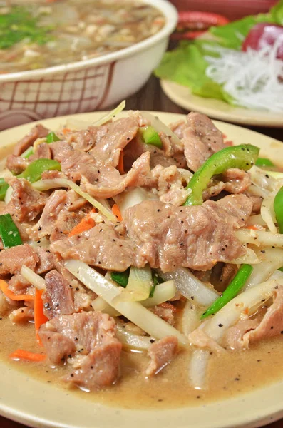 Kızarmış geyik eti ilave edin