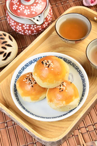 Red bean paste with walnut kernel moon cake — Stock Photo, Image