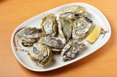 Plaka üzerinde ızgara istiridye