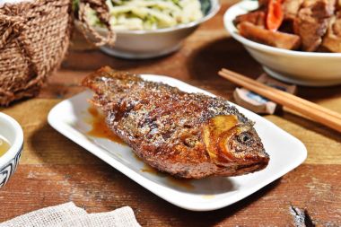 Kızarmış havuz balığı yeşil soğan ile