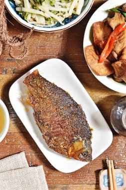 Kızarmış havuz balığı yeşil soğan ile