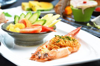 Büyük nehir karides yemek