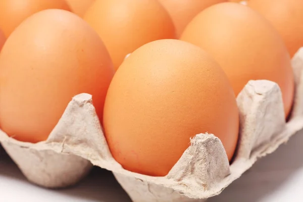 Eieren in een pakket van papier op witte achtergrond — Stockfoto