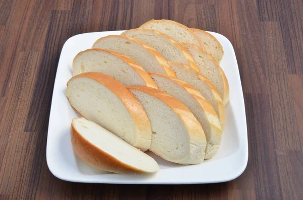 Нарезанный хлеб на тарелке — стоковое фото
