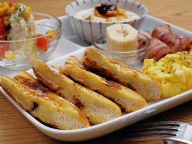 Lezzetli Fransız tostu brunch ayarı