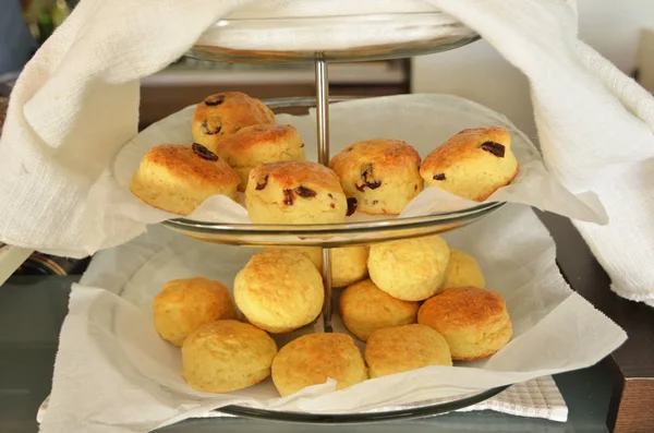 Stack av nybakade scones på tre tier serveringsbricka — Stockfoto