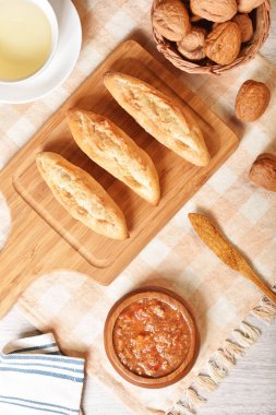 Sığır eti salça ekmek ile