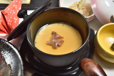 Haşlanmış yumurtayı muhallebi 