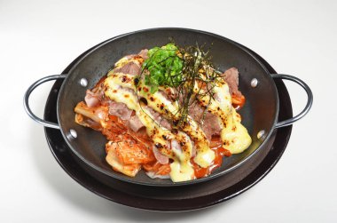 Pişmiş sığır, kimchi ve peynirli risotto 