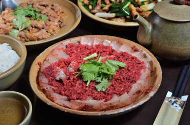 Kırmızı mantar soslu kızarmış domuz eti