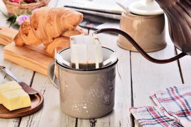 Anında demlenmiş bir fincan kahve.