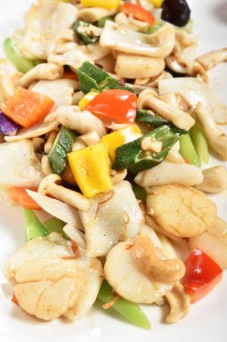 Kızarmış kalamar, tatlı su salyangoz sebze ile karıştırın