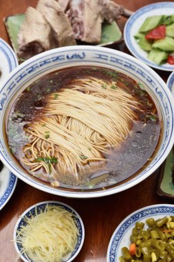 Çin stili çorbası erişte