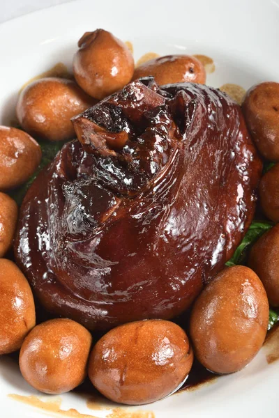 Trotters de cerdo cocido a fuego lento en salsa marrón — Foto de Stock