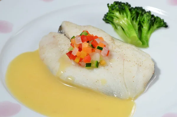 Bistecca di pesce con verdure e salsa — Foto Stock