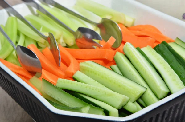Salada de legumes em uma mesa buffet — Fotografia de Stock