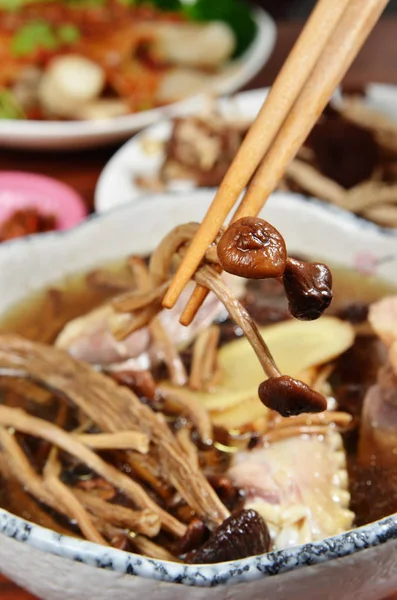 Gestoomde kip en agrocybe aegerita champignonsoep. — Stockfoto