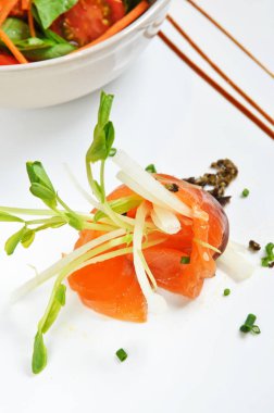 Meze yemek - dilimlenmiş füme somon  