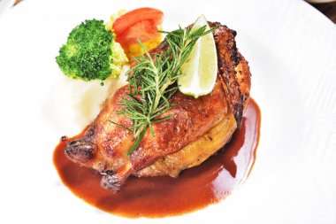 Yarım limon dilimleri ve sebze ile iştah açıcı kavrulmuş sulu tavuk 