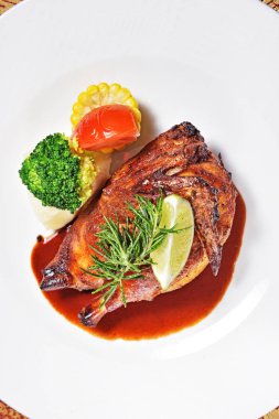 Yarım limon dilimleri ve sebze ile iştah açıcı kavrulmuş sulu tavuk 