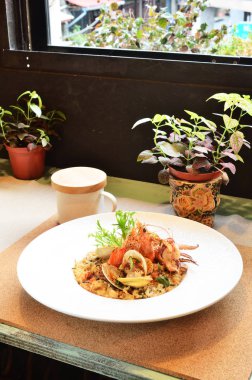 İtalyan deniz ürünleri pirinç beyaz plaka üzerinde