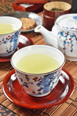 Japon Yeşil çay ve çaydanlık bambu hasır üzerinde