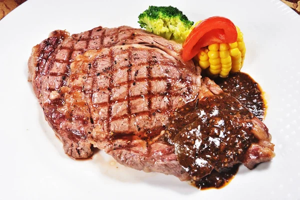 Rib Eye Steak Vegetables White Plate — Stock Photo, Image