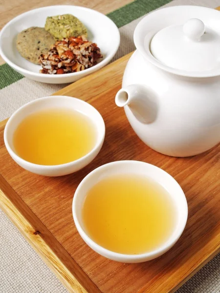 中国茶具与桌上的点心 — 图库照片