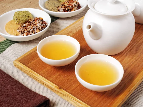 テーブルの上の軽食と中国茶のセット — ストック写真