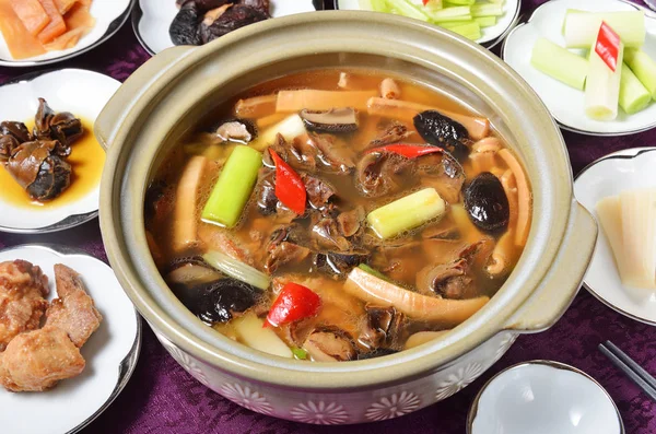 台湾传统料理 鱿鱼和海蜗牛汤 — 图库照片