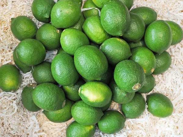 Stapel Grüner Zitronen Zum Verkauf Auf Dem Markt — Stockfoto