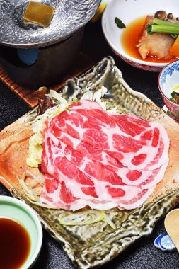 Japon güveç için taze et dilimlenmiş 