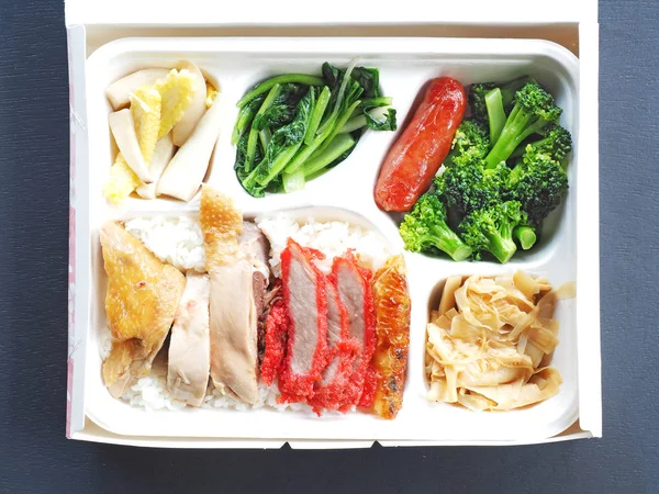  Siyah arka plan üzerine lezzetli beslenme çantası