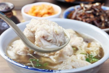 Büyük domuz Mantı çorbası - popüler Tayvan yemek  