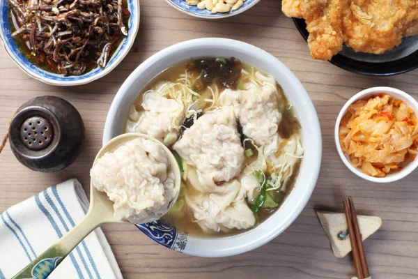 大猪肉馄饨汤 一个受欢迎的台湾食品 — 图库照片