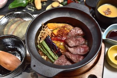 Japon yemekleri - sığır eti biftek ile kızarmış sebze dilimlenmiş kapak pirinç 