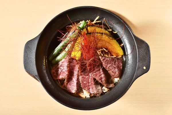 Comida Japonesa Bife Carne Fatiada Com Legumes Fritos Cobrir Arroz — Fotografia de Stock