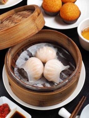  Bir bambu gemi buğulanmış karides böreği