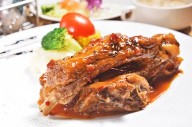 Taze sebze ile süslenmiş zengin bir sos ile servis lezzetli ızgara domuz pirzola