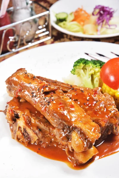 Delicious Grilled Pork Ribs Served Rich Sauce Garnished Fresh Vegetables — Stock Photo, Image