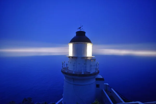 夜晚的灯塔 海上的光柱 — 图库照片