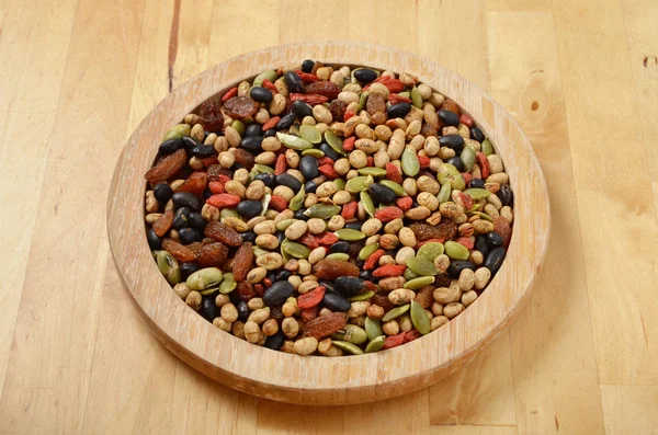 彩色混合谷物 谷物和种子在木制的盘子上 — 图库照片