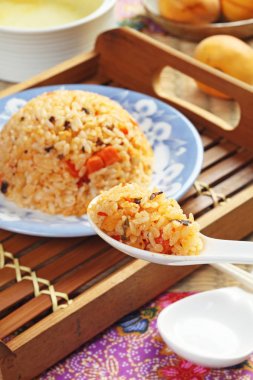 Kimchi kızarmış pilav tabakta  