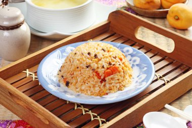 Kimchi kızarmış pilav tabakta  