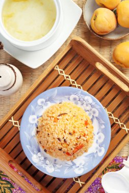 Kimchi kızarmış pilav tabakta  