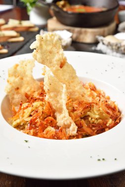 Kiraz karides kızarmış pilav beyaz plaka üzerinde