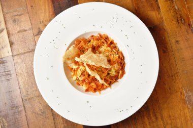 Kiraz karides kızarmış pilav beyaz plaka üzerinde