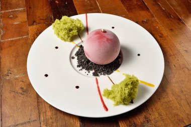 Ahududulu çikolatalı Mus ahşap bir masa üzerinde