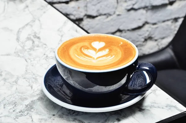 Une Tasse Latte Sur Table Marbre — Photo