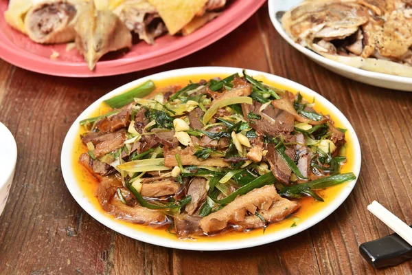 Čínské Jídlo Sečuánskou Kuchyni Nakrájený Hovězí Maso Hovězí Jazyk Chilli — Stock fotografie
